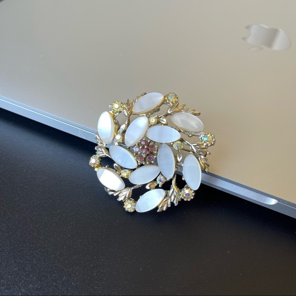 Vintage crystal flower round elegant victorian brooch - Picture 3 of 14